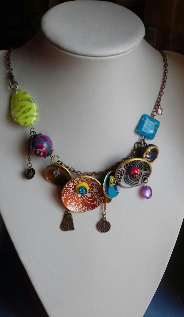 Collier en pâte polymère alice aux pays des merveilles