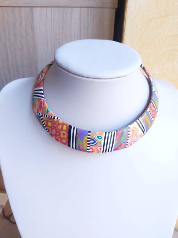 collier multicolor, avec divers motifs colorés