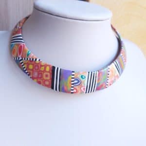 collier multicolor, avec divers motifs colorés