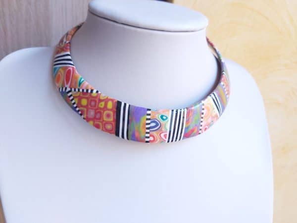 collier multicolor, avec divers motifs colorés