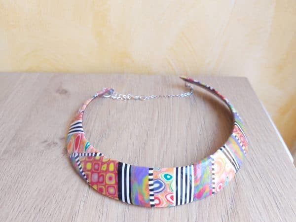 collier multicolor, avec divers motifs colorés